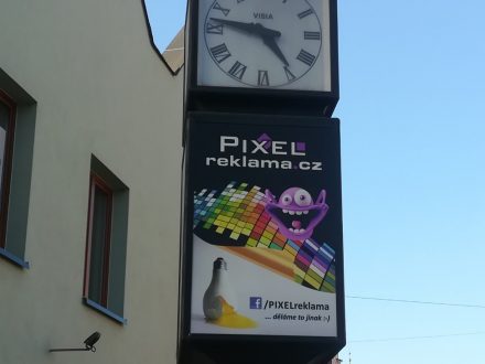 otáčecí světelná reklama - hodiny v Dolní ulici - Pixel reklama